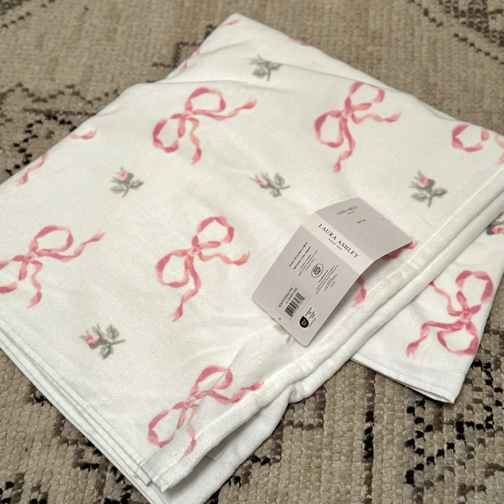 LAURA ASHLEY COQUETTE BOWS & FLORAL BEACH TOWEL (91 c x 173 cm)